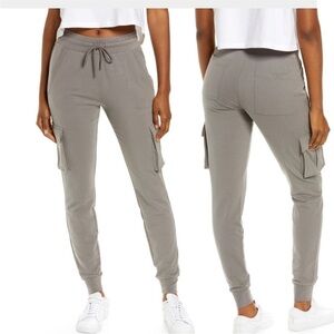 Alo ™️ Unwind Cargo Sweatpant in Shadow Grey Size Small